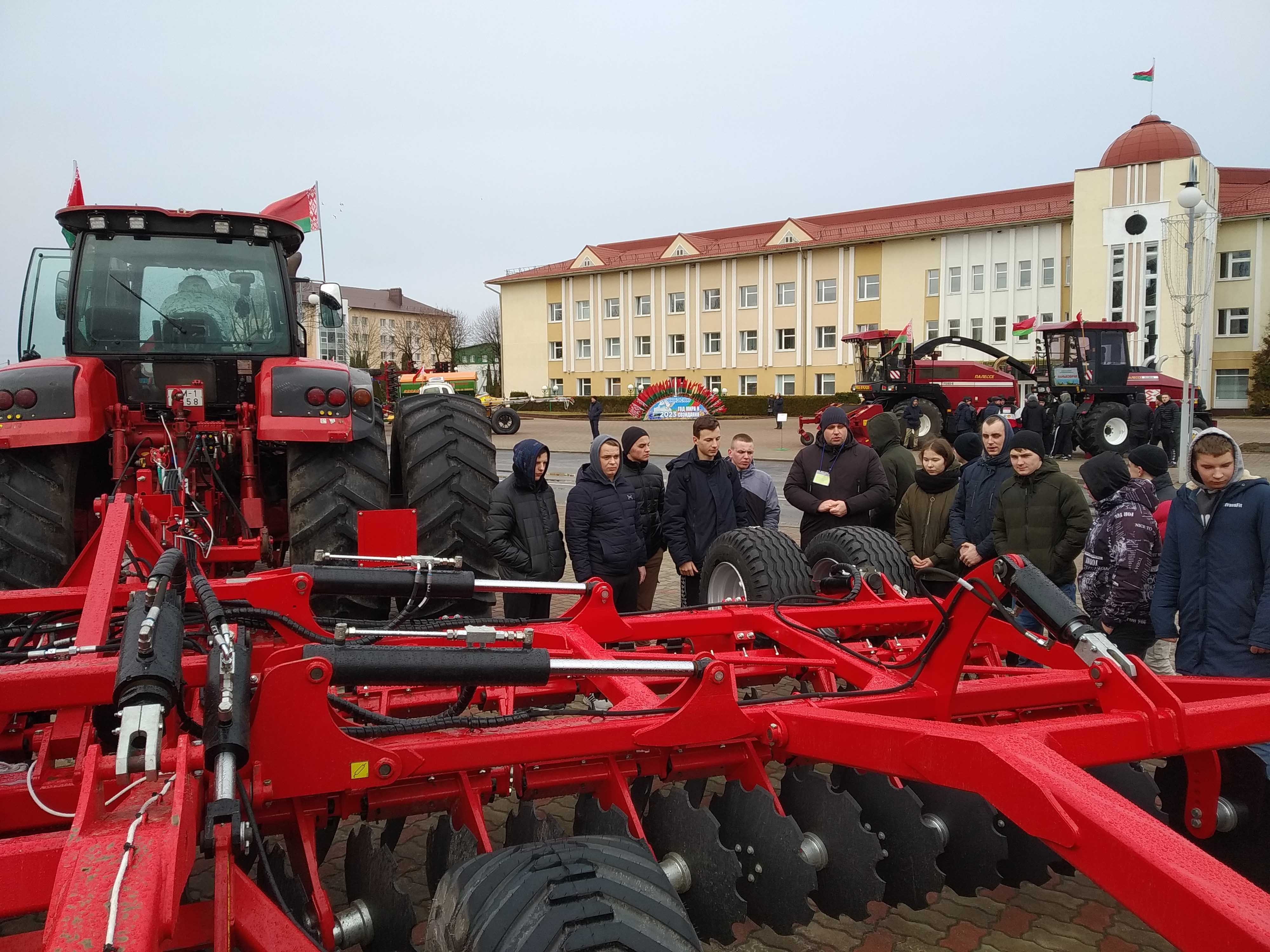 Выставка сельскохозяйственной техники района фото 2