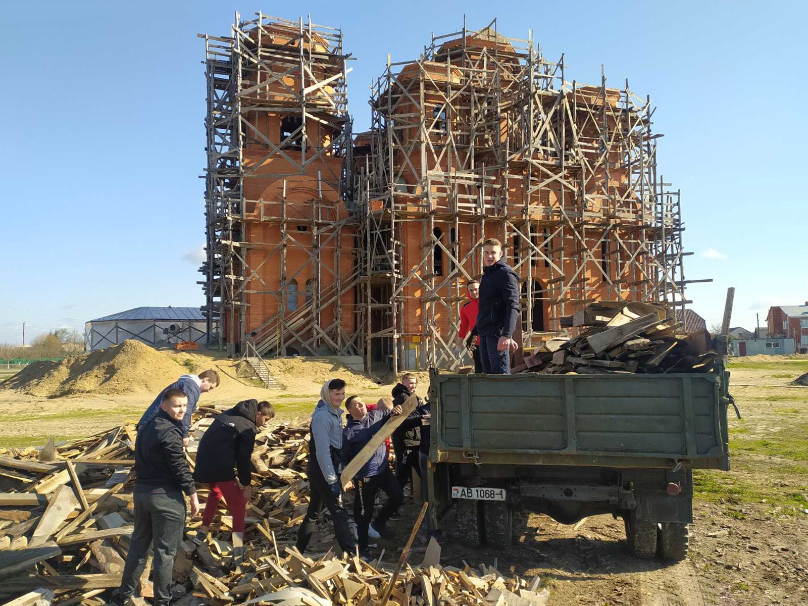 Помощь по уборке территории храма фото 2