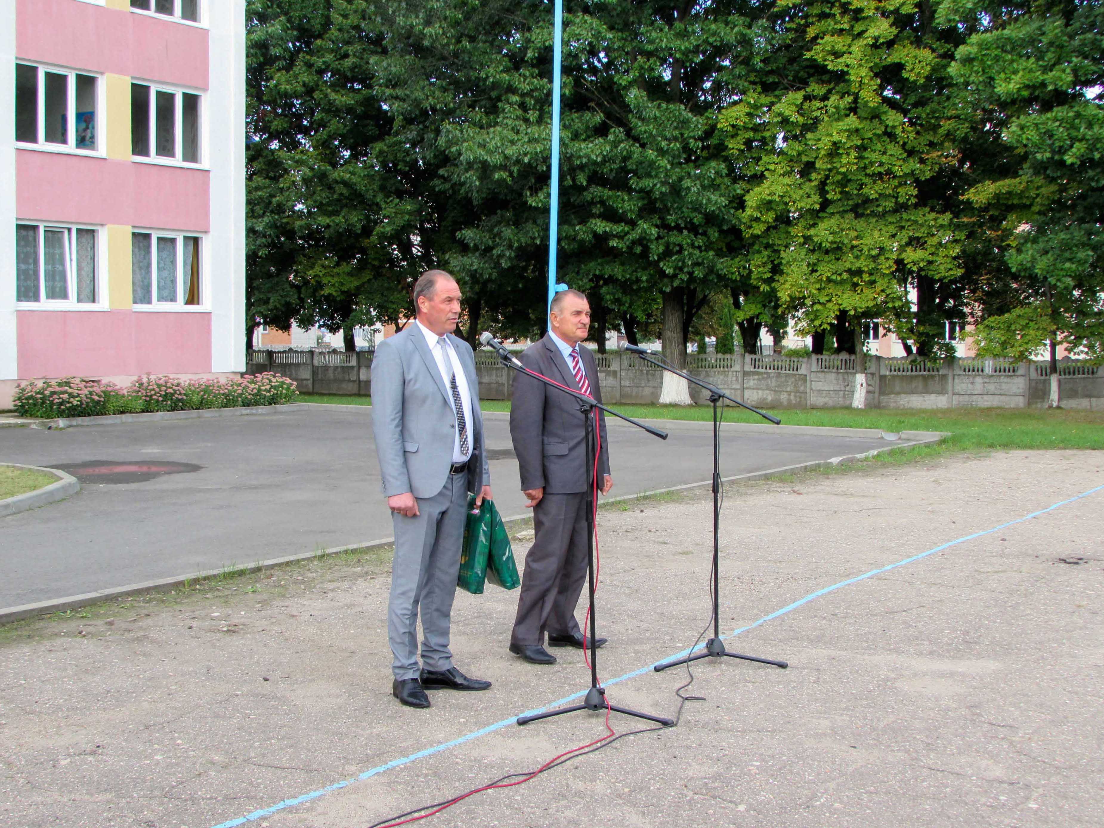 Торжественная линейка, посвящённая началу нового учебного года фото 2