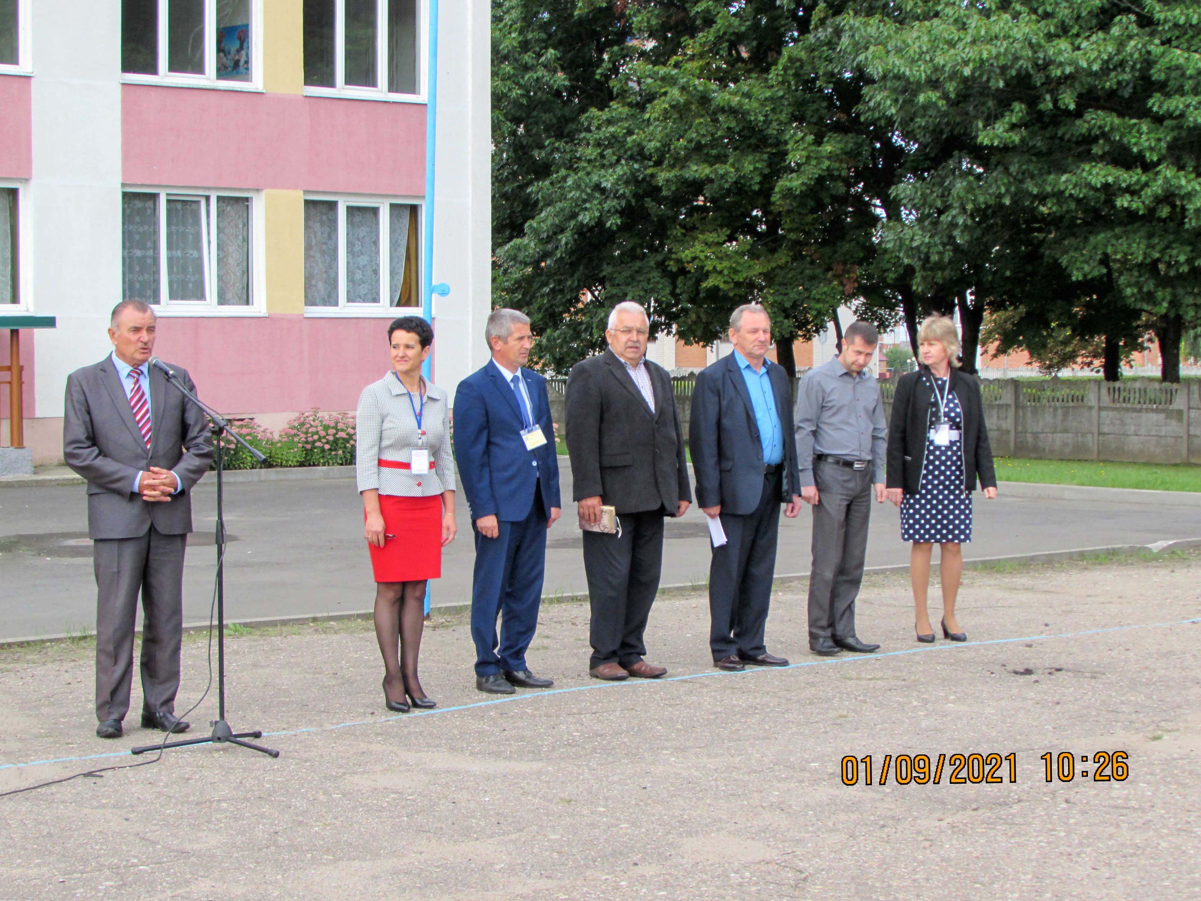 Торжественная линейка, посвящённая началу нового учебного года фото 3