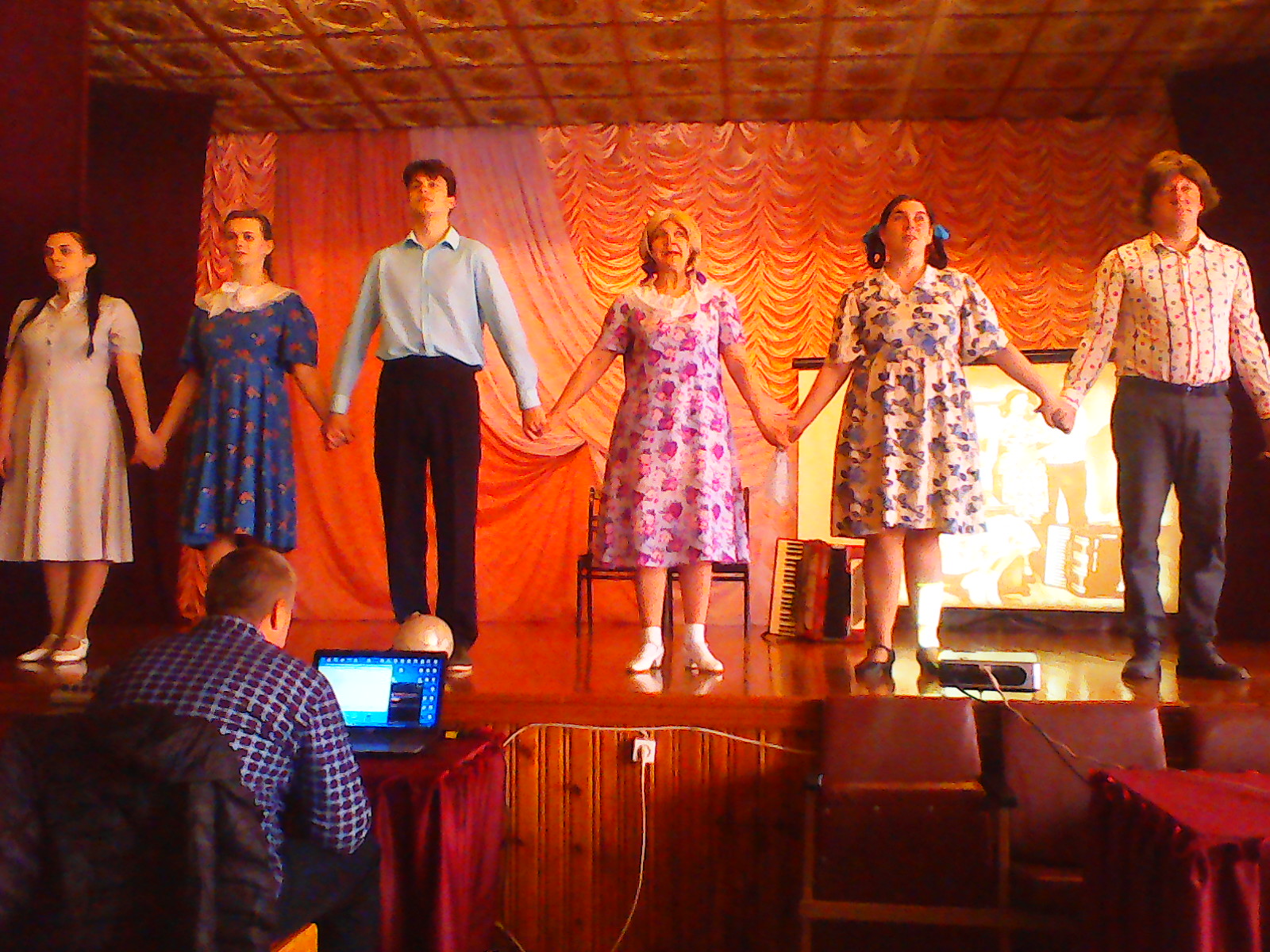 Выступление народного драматического театра Вестники фото 2