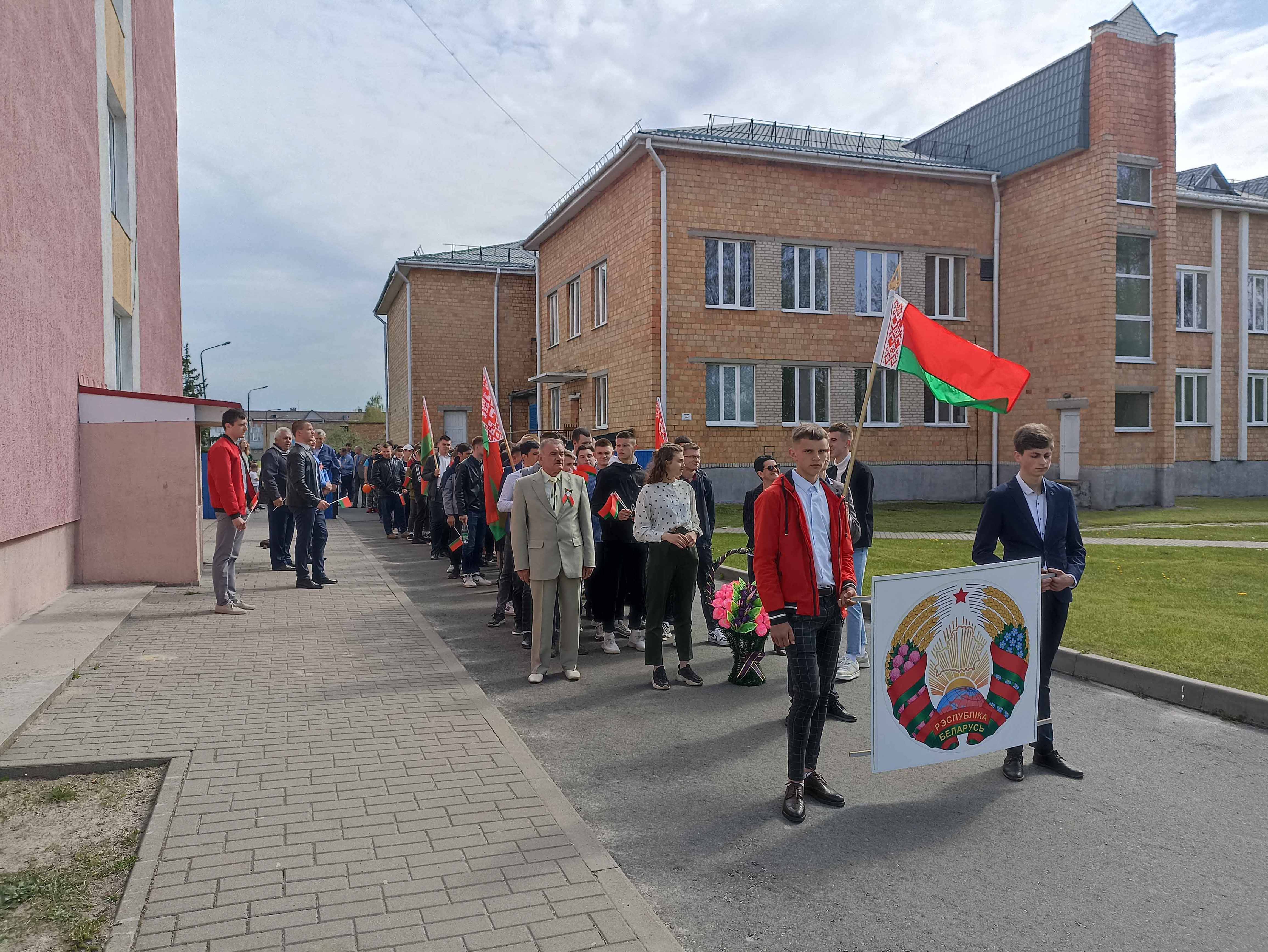 Митинг, посвящённый Дню государственного герба и флага фото 1