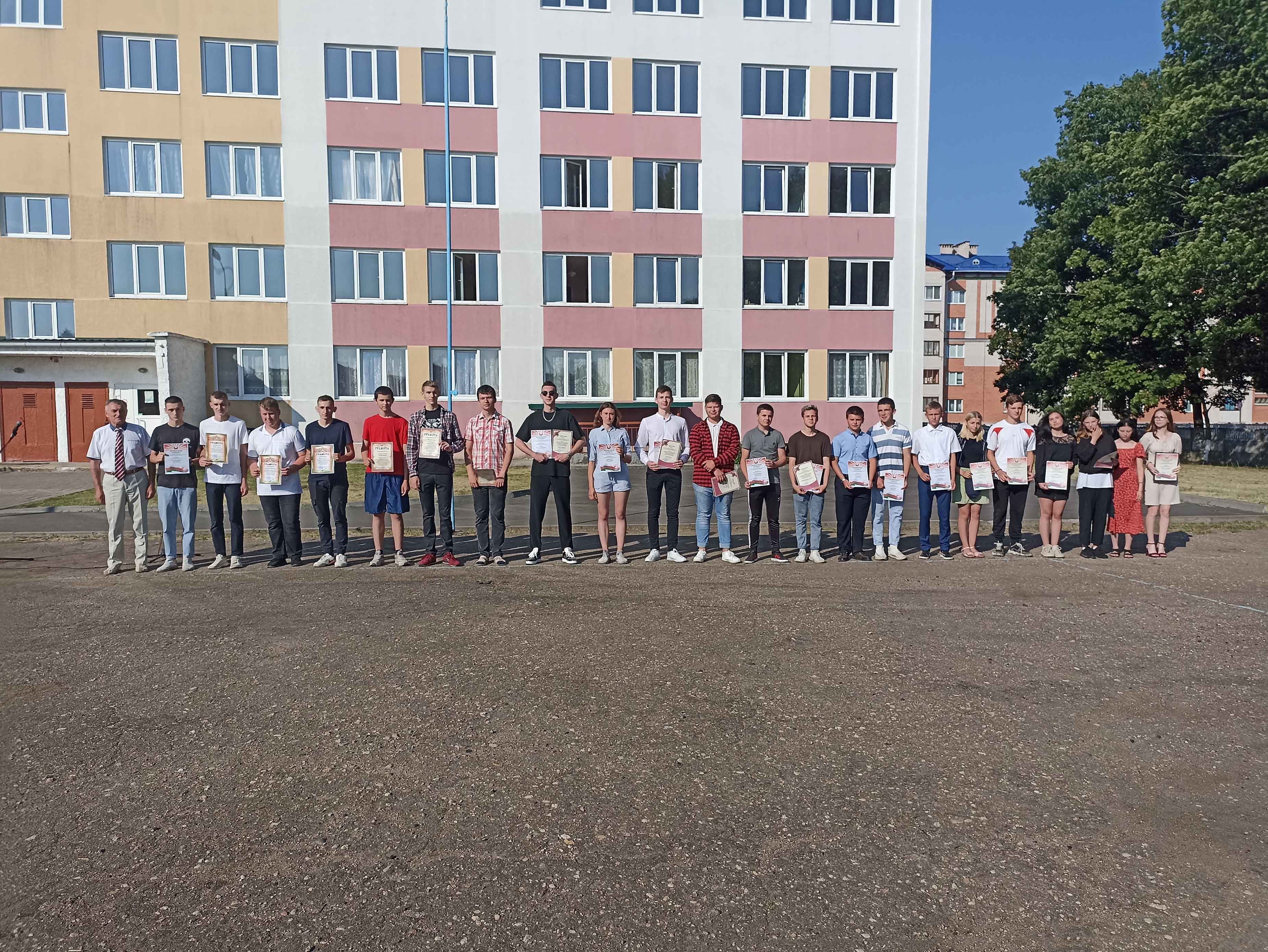 Торжественная линейка, посвящённая окончанию учебного года фото 3