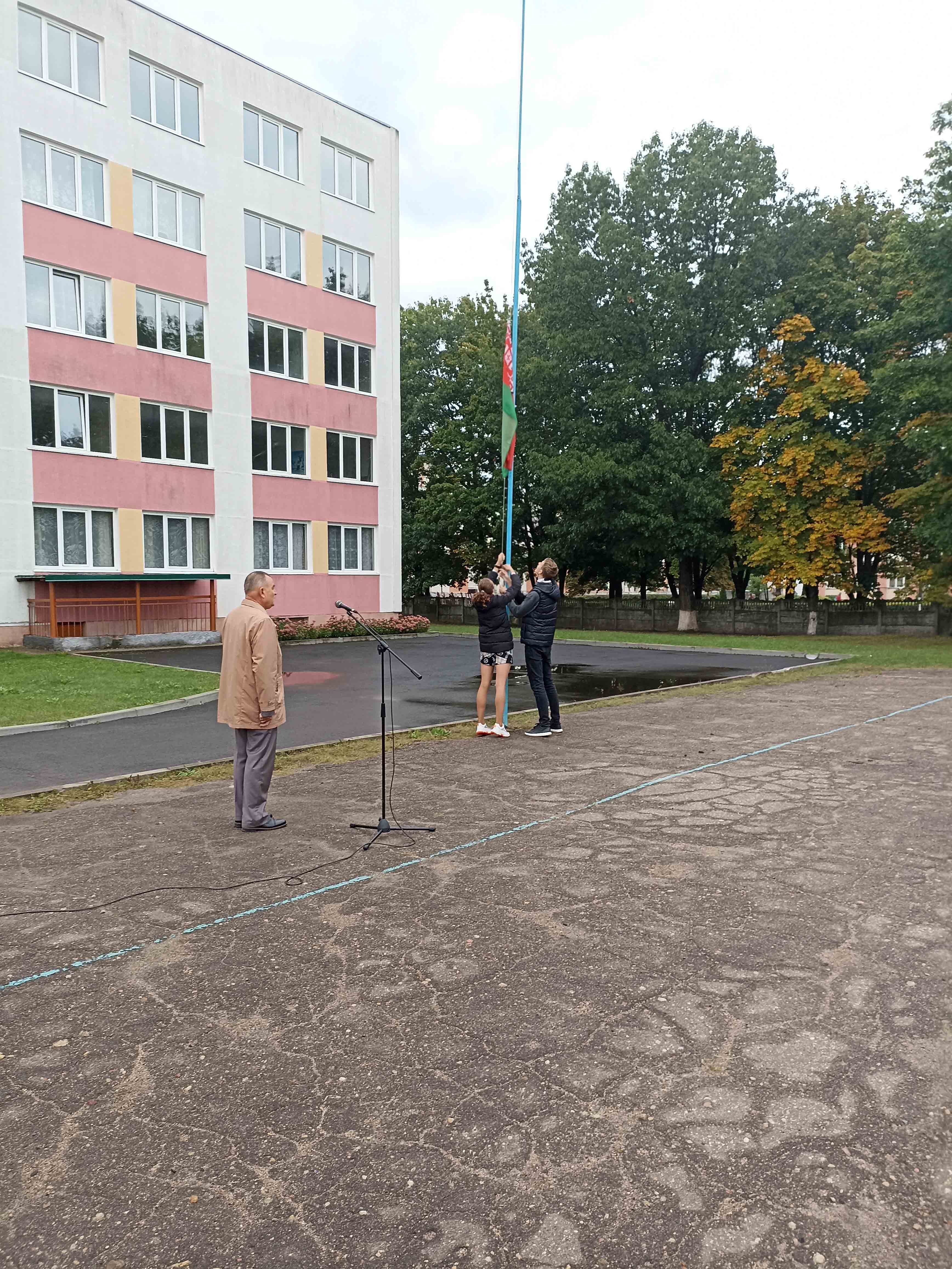 Торжественная линейка, посвящённая Дню народного единства фото 2