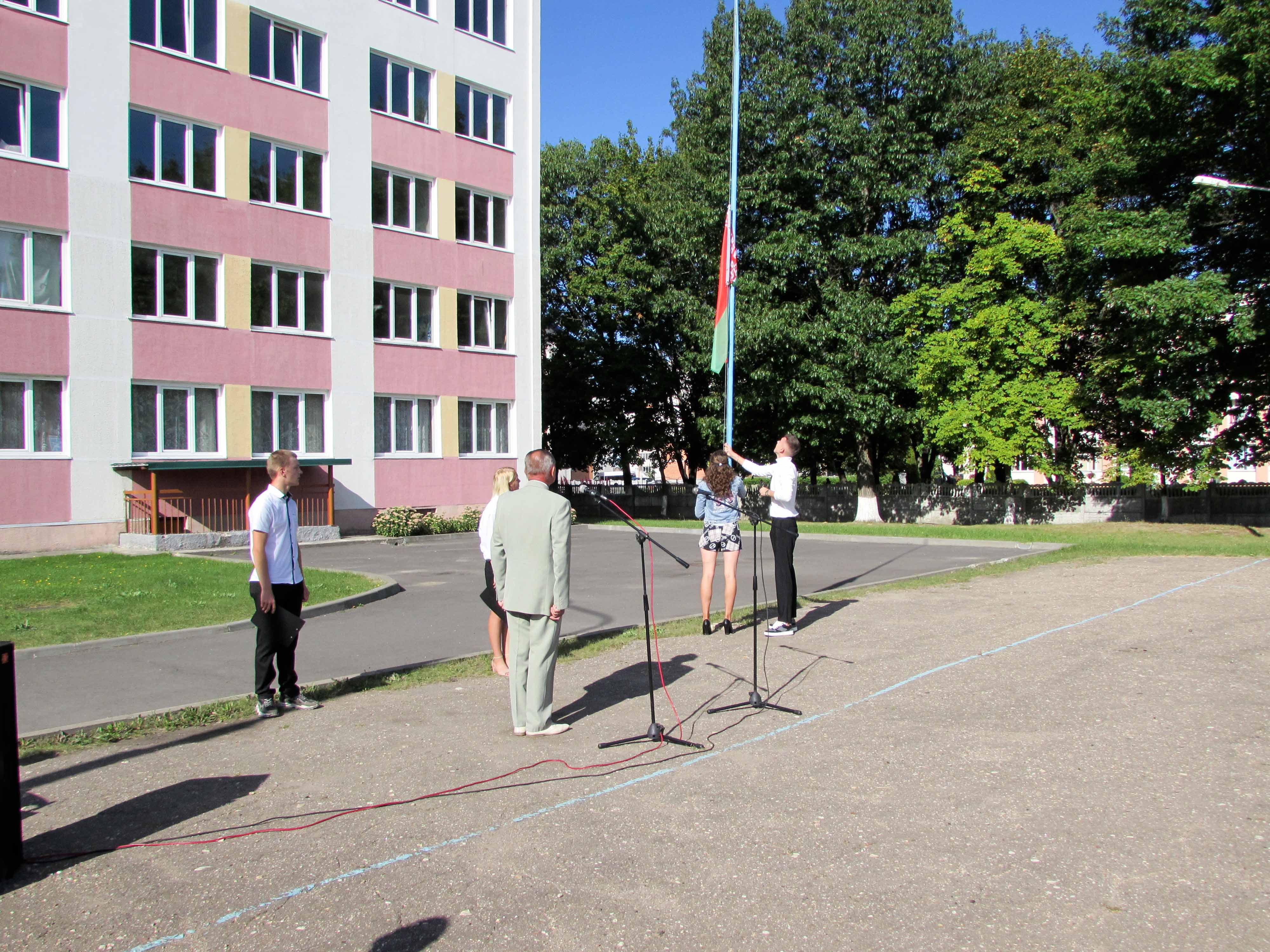 Торжественная линейка, посвящённая началу нового учебного года фото 3