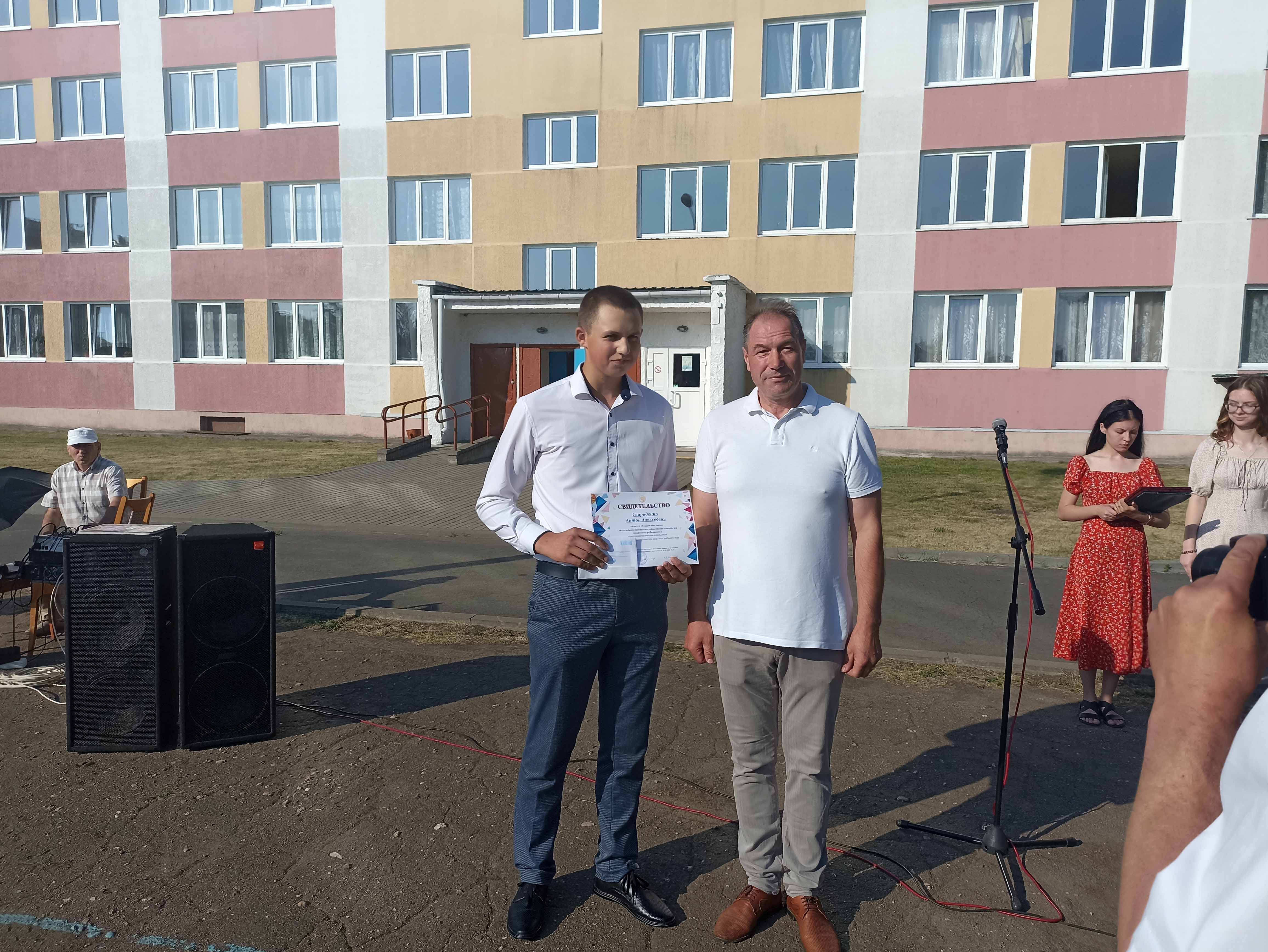 Торжественная линейка, посвящённая окончанию учебного года фото 1