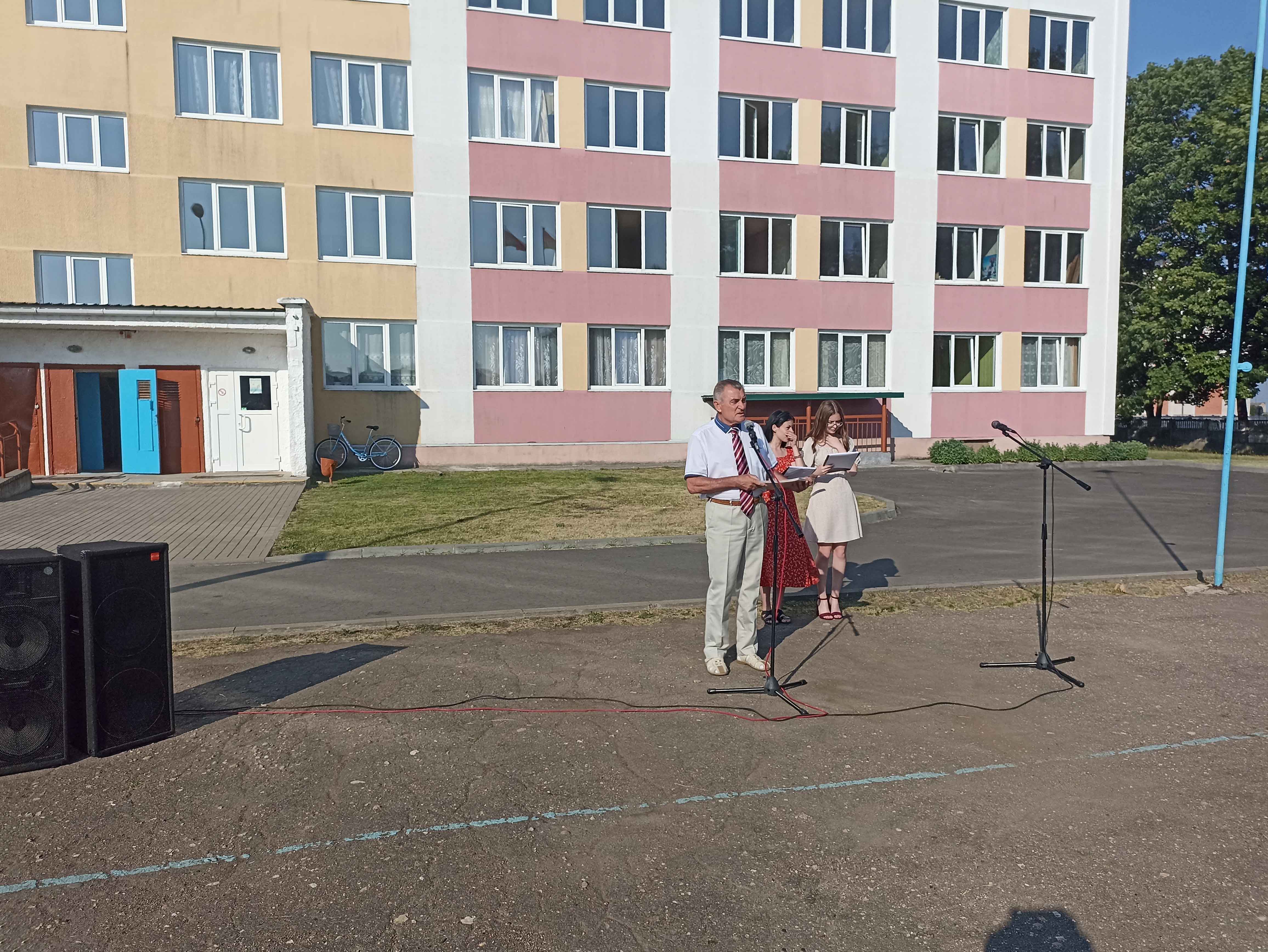 Торжественная линейка, посвящённая окончанию учебного года фото 2