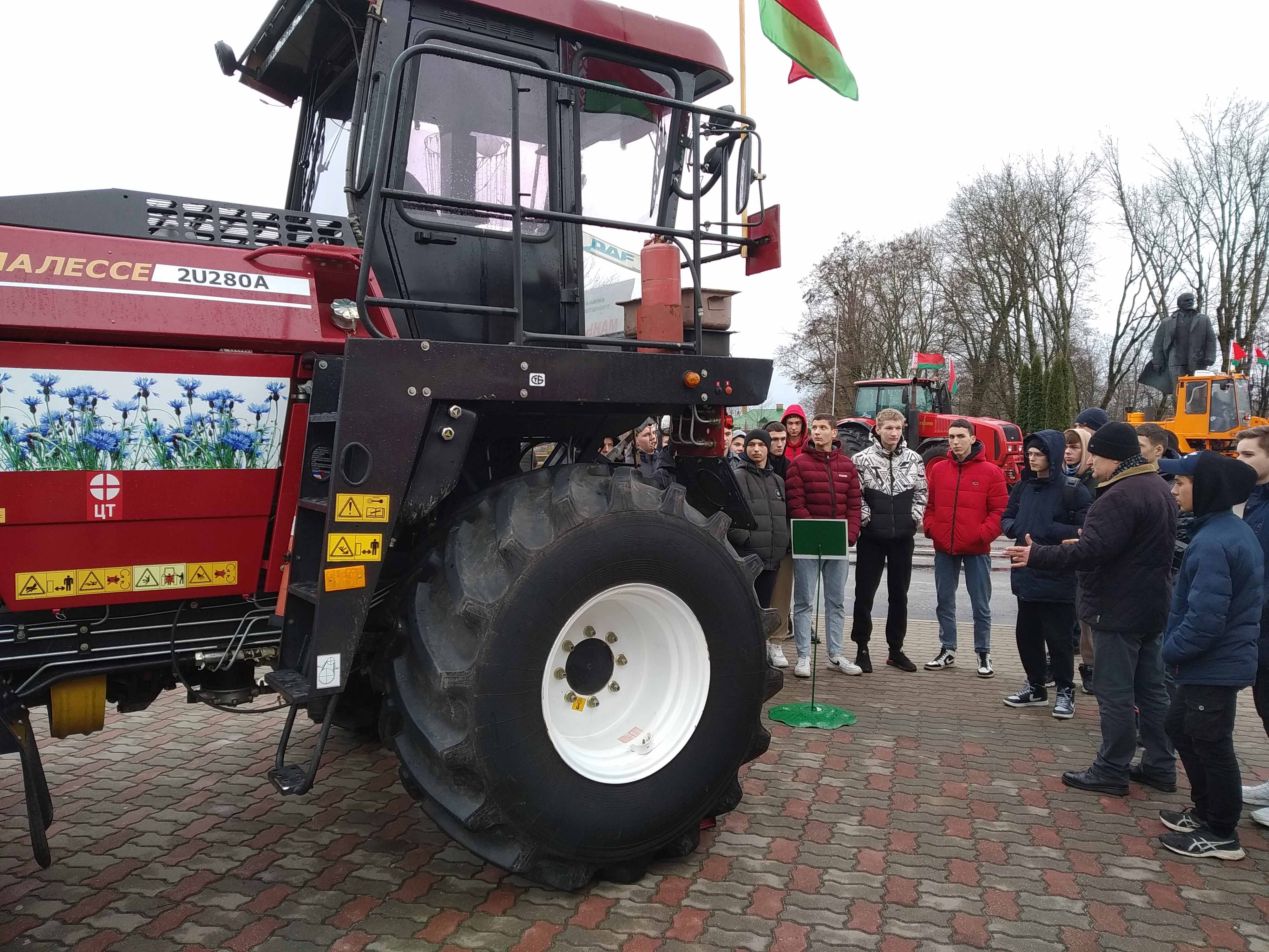 Выставка сельскохозяйственной техники района фото 1