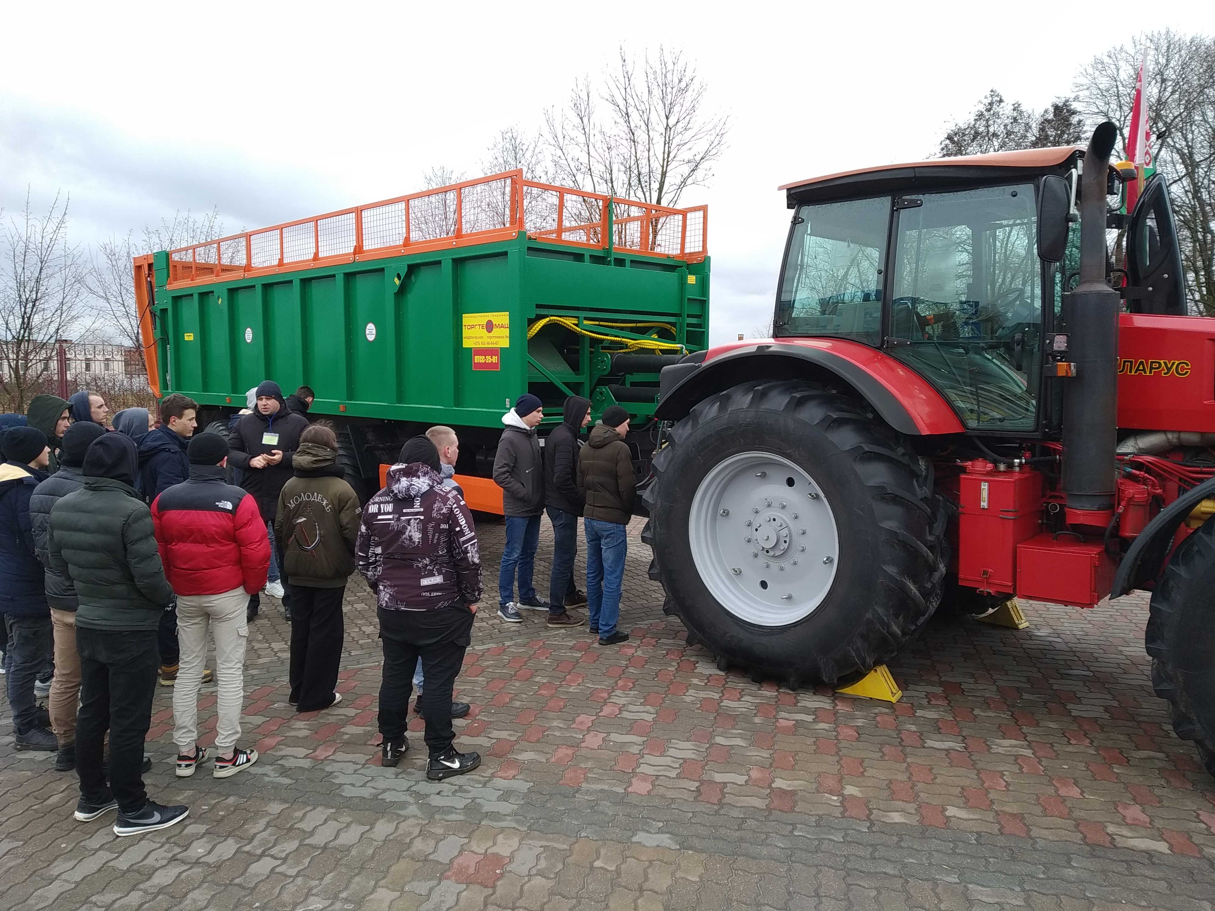 Выставка сельскохозяйственной техники района фото 3