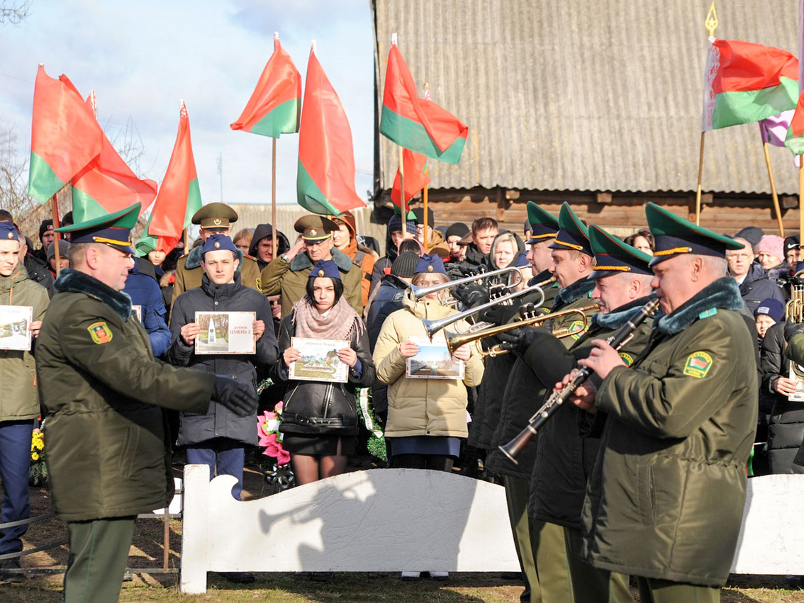 Митинг-реквием около братской могилы фото 3