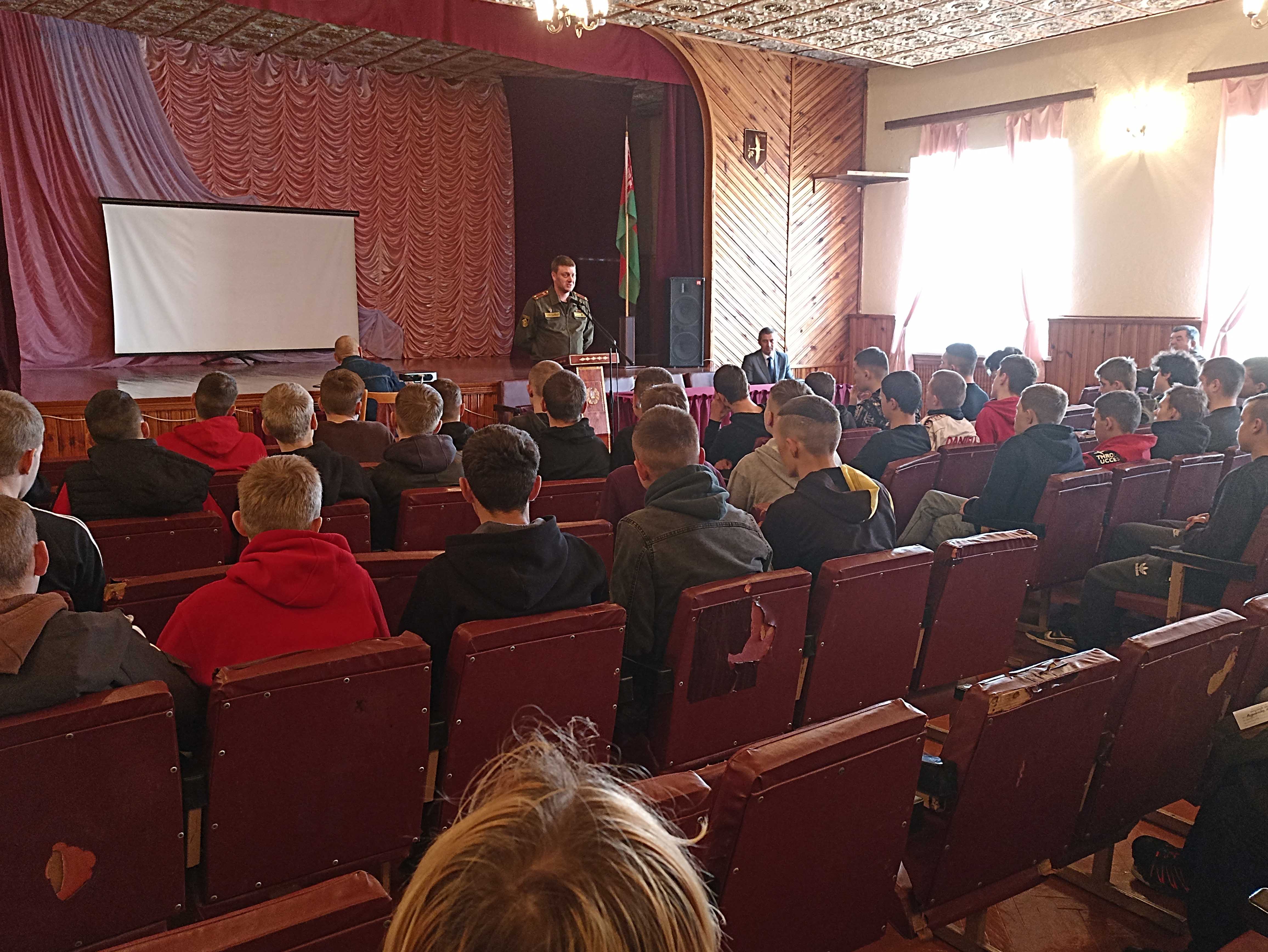 Встреча подполковника в\ч с учащимися и выпускниками фото 1