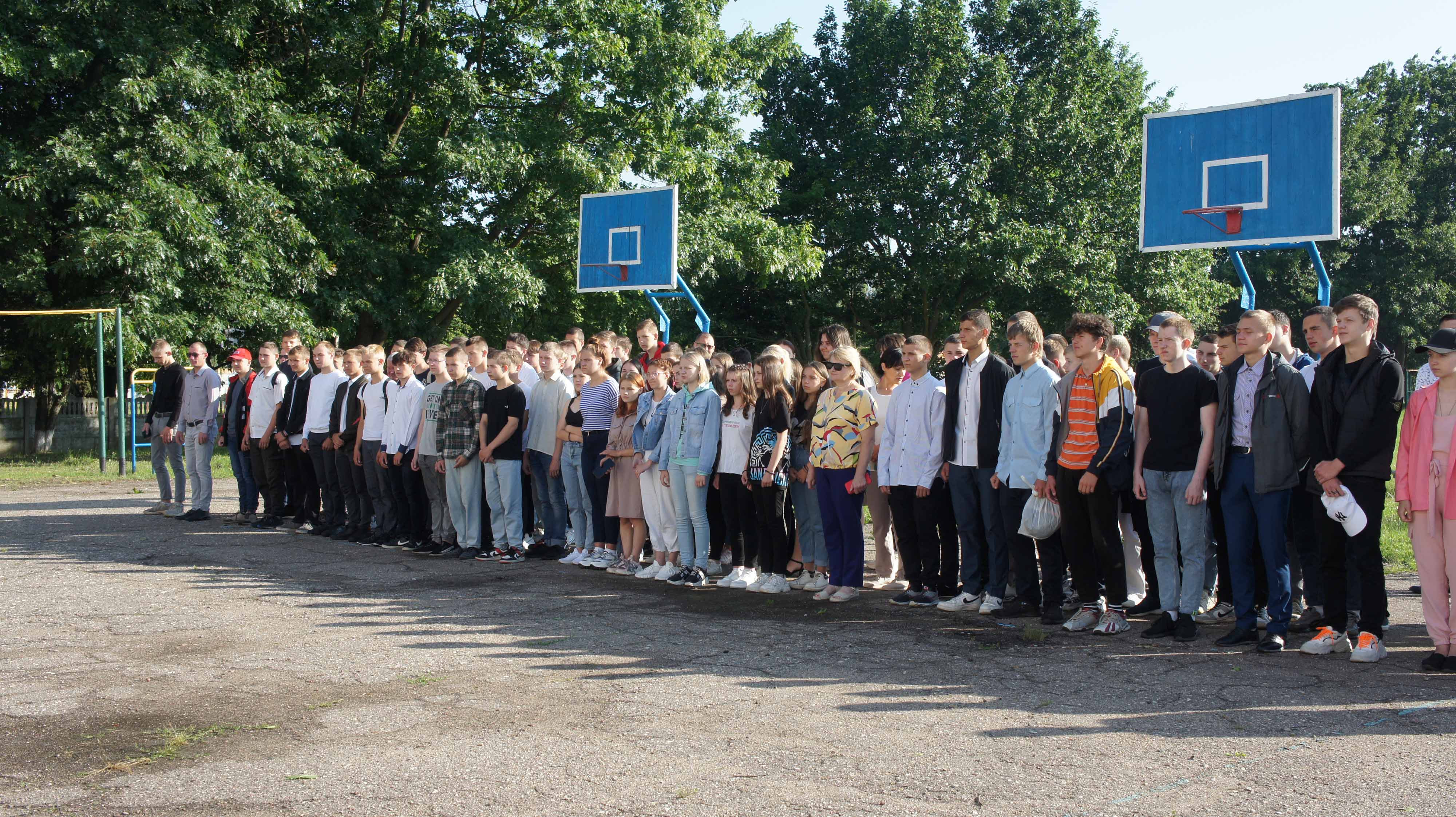 Торжественная линейка, посвящённая окончанию учебного года фото 1