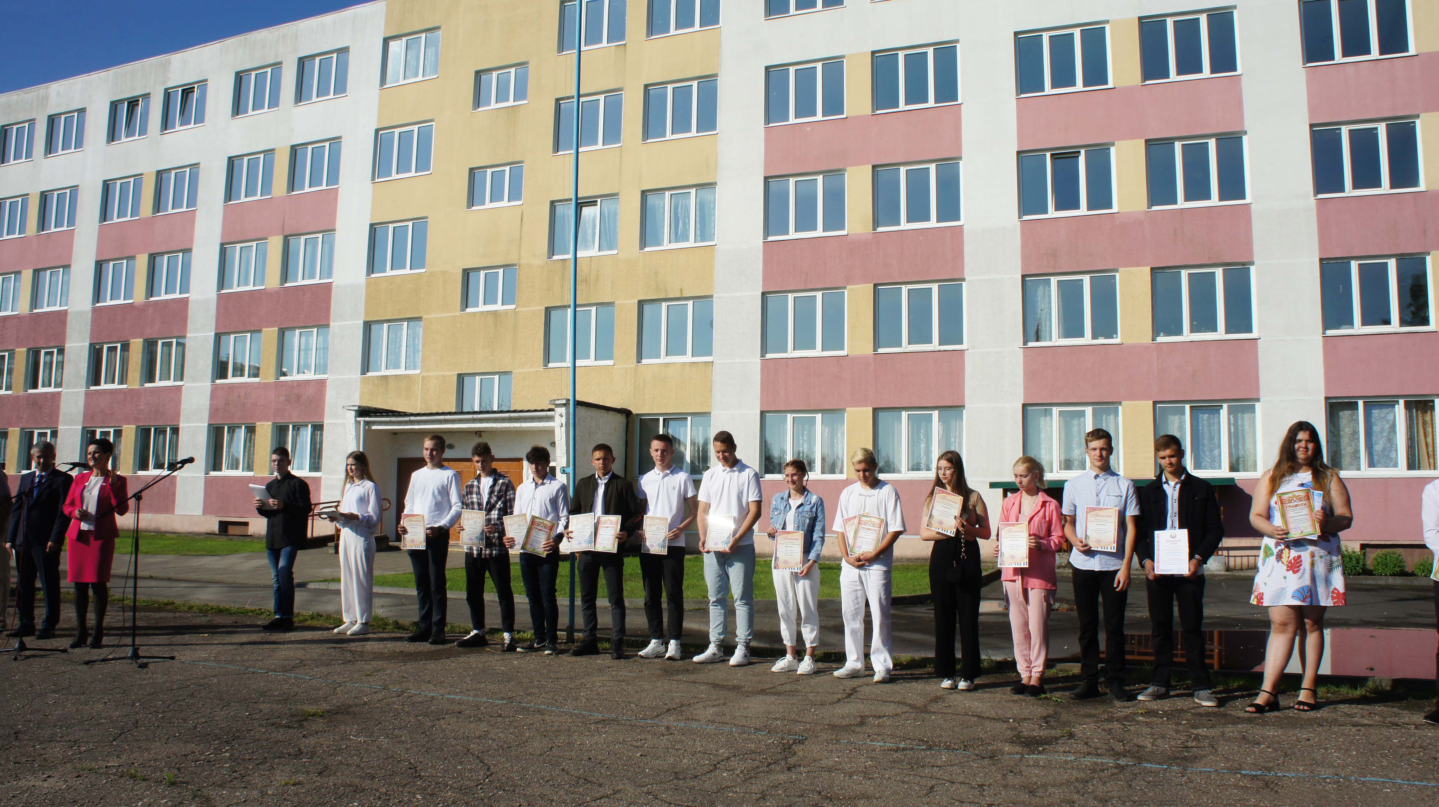 Торжественная линейка, посвящённая окончанию учебного года фото 4