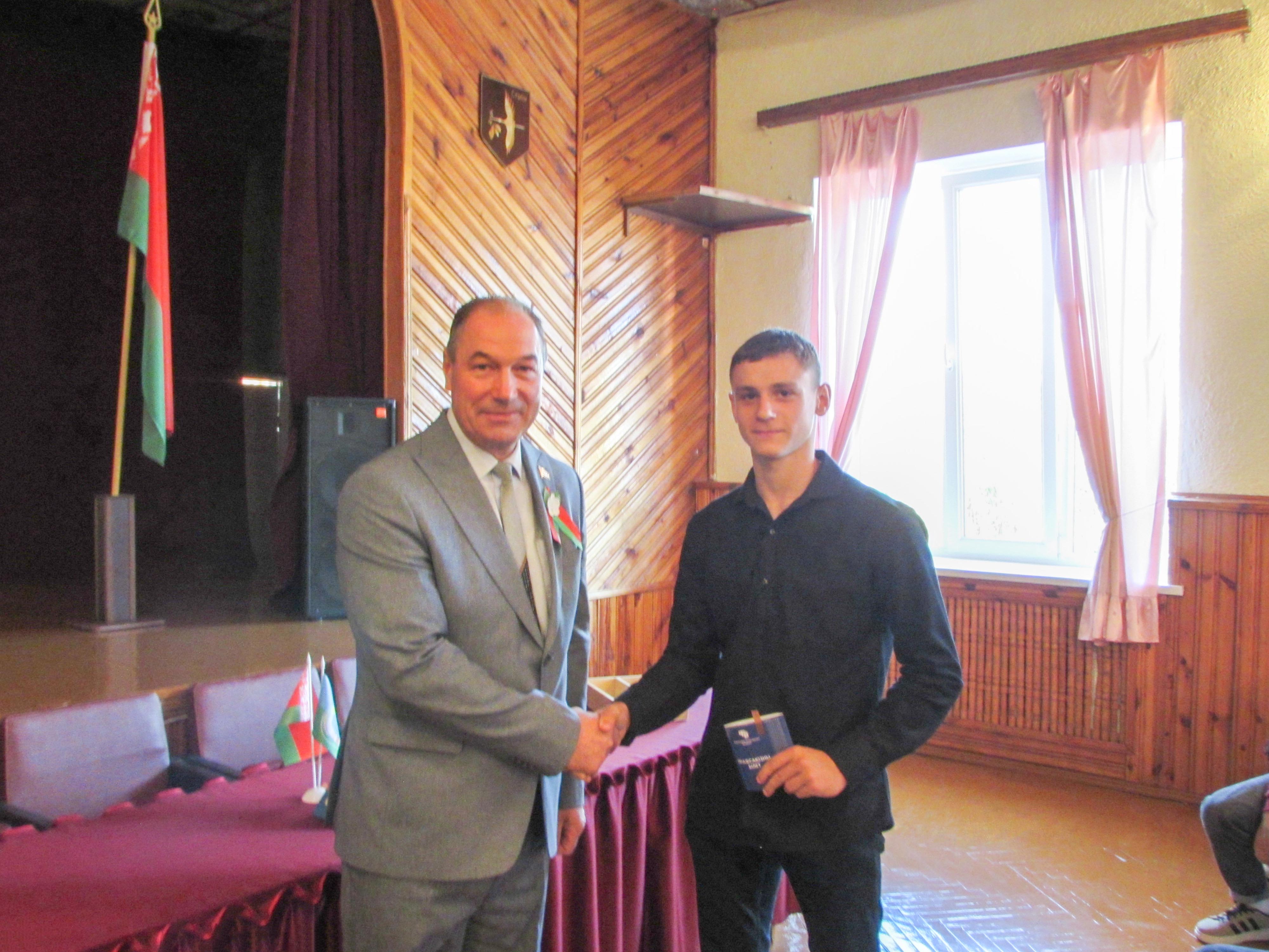 Вручение профсоюзных билетов фото 4