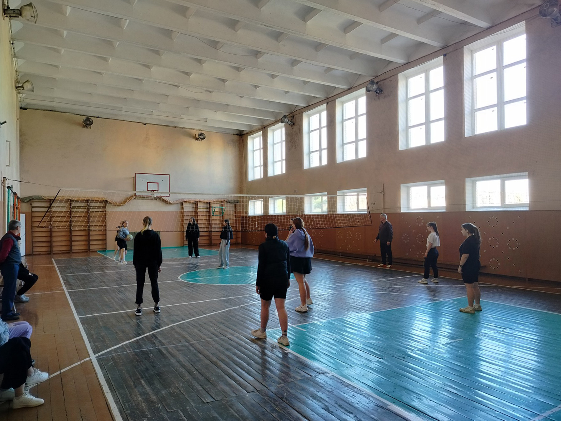 Соревнования по пионерболу в рамках месячника профилактики против суицидов фото 1