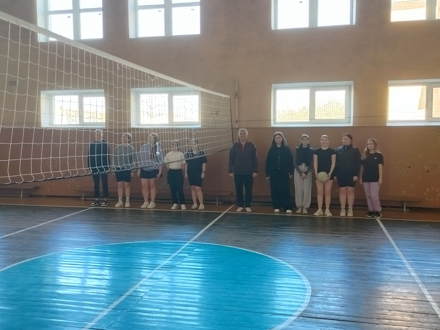 Соревнования по пионерболу в рамках месячника профилактики против суицидов фото 5