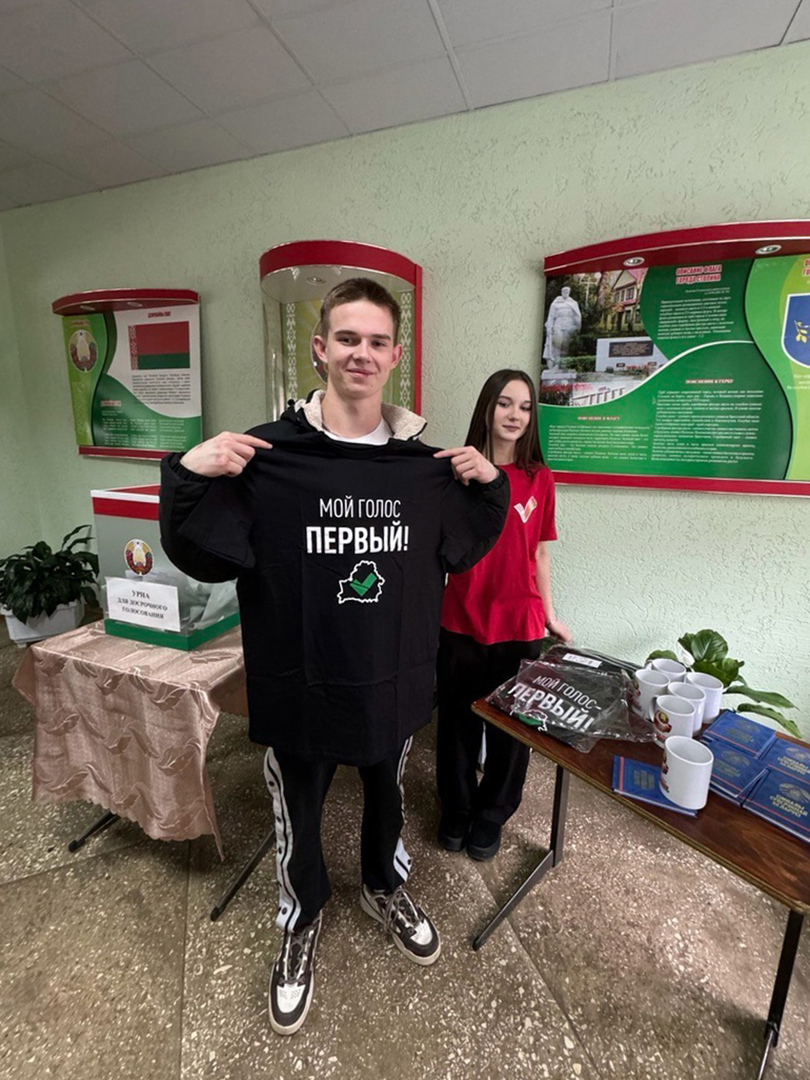 Вручение брендированных футболок и памятных изданий фото 2