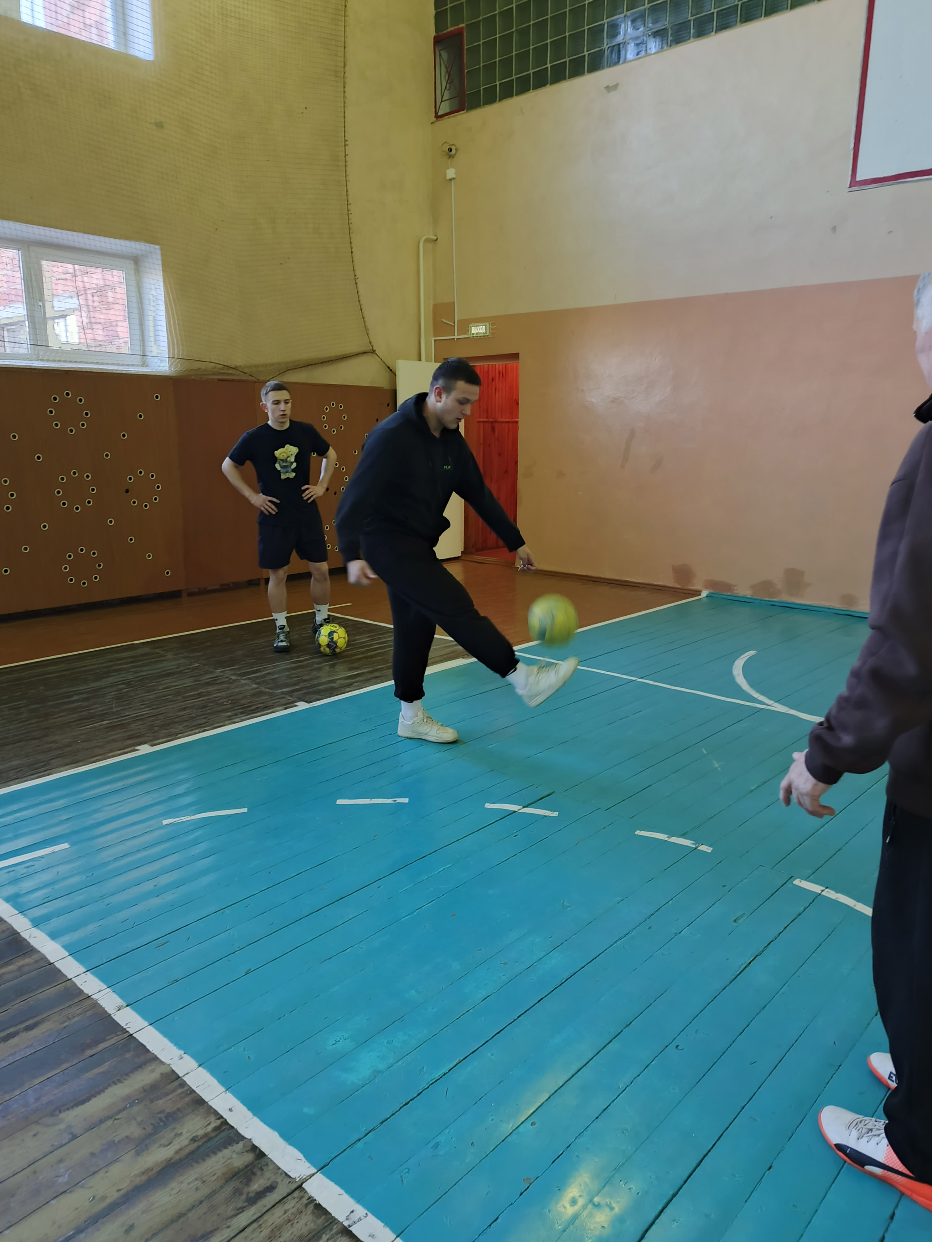 Соревнования по пионерболу в рамках месячника профилактики против суицидов фото 4