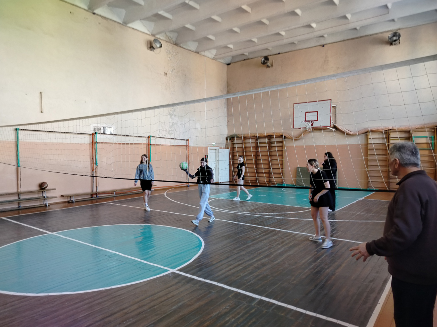 Соревнования по пионерболу в рамках месячника профилактики против суицидов фото 4