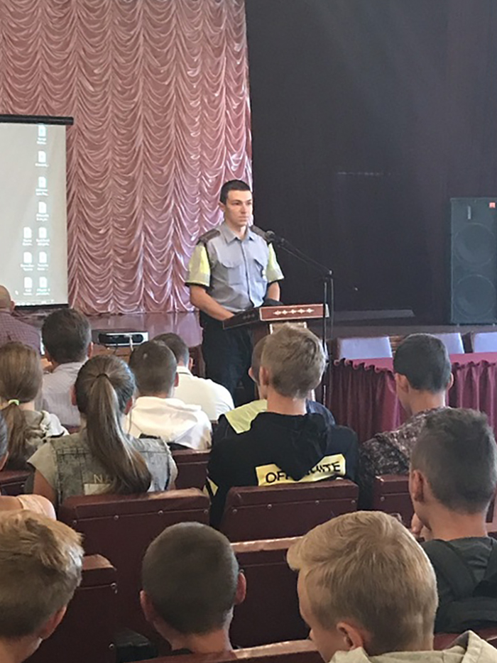 Сустрэча навучэнцаў ліцэя з начальнікам ІСН і з інспектарам ДАІ фота 2