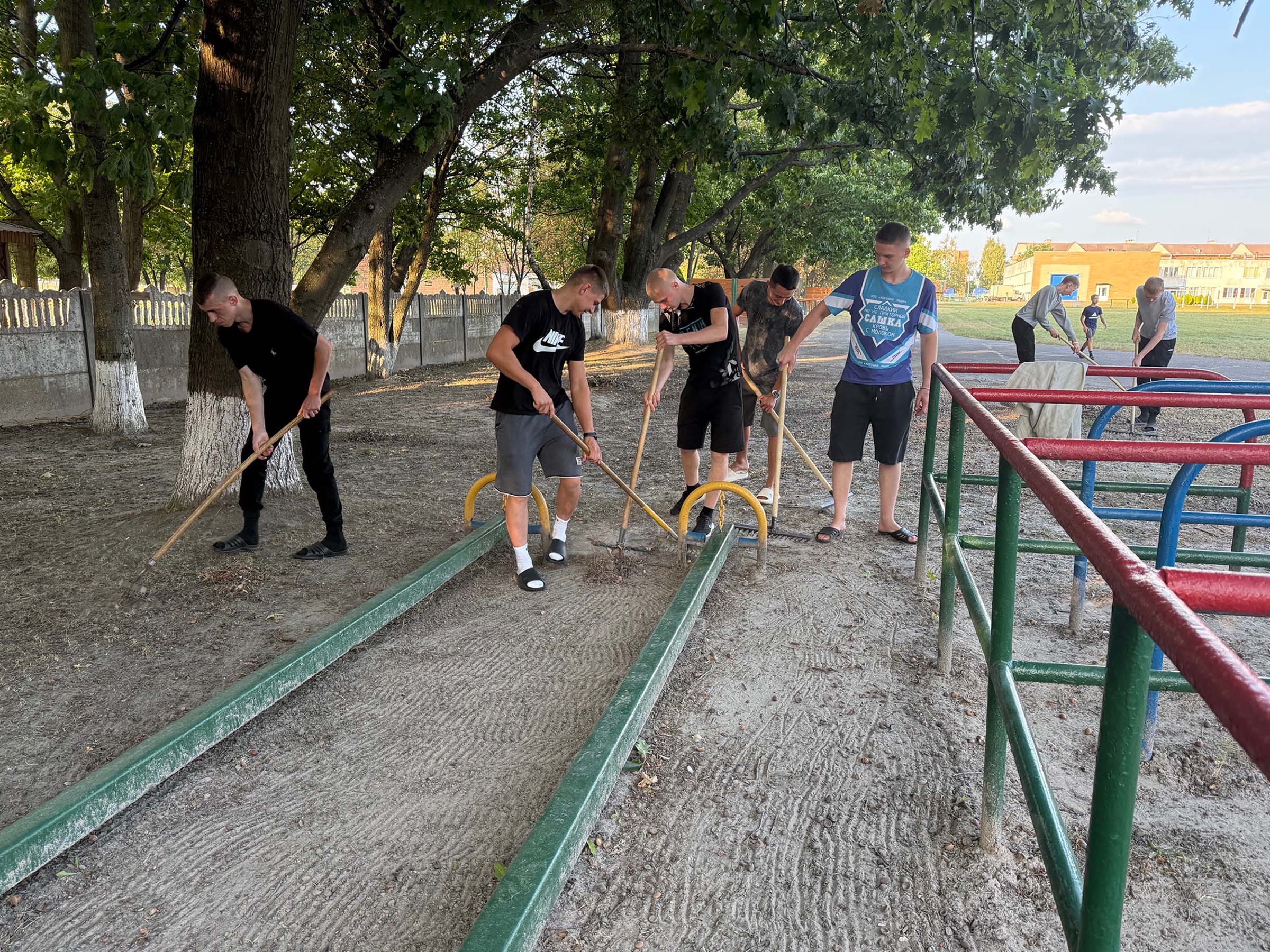 Проведение паркохозяйственного дня фото 1